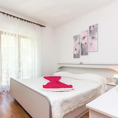 Beautiful Apartment In Sisan With Wifi