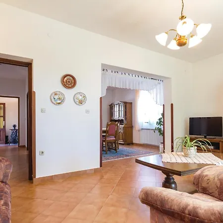 Apartment Beautiful Apartment In Sisan With Wifi *